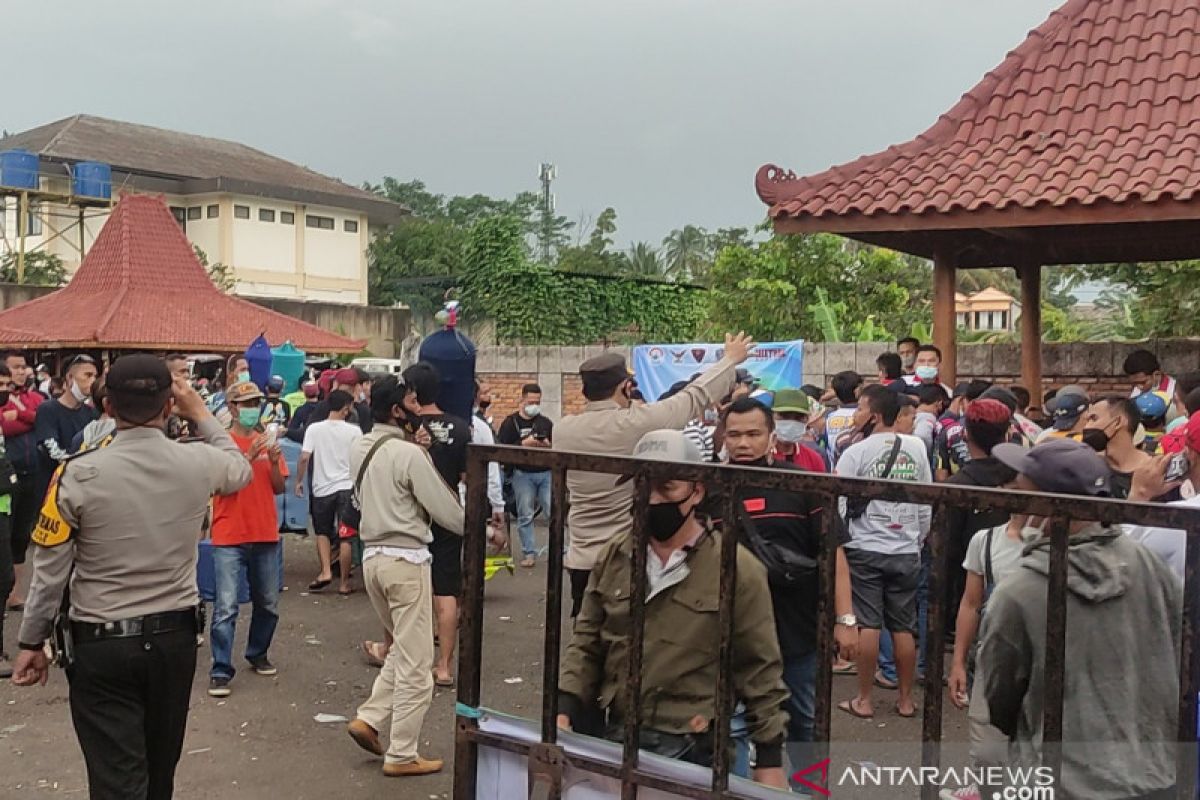 Undang kerumunan, polisi bubarkan lomba burung berkicau di Cianjur