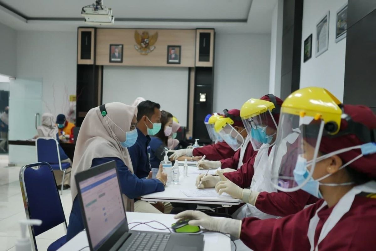 Pegawai BPJS Kesehatan Kediri disuntik vaksin COVID-19