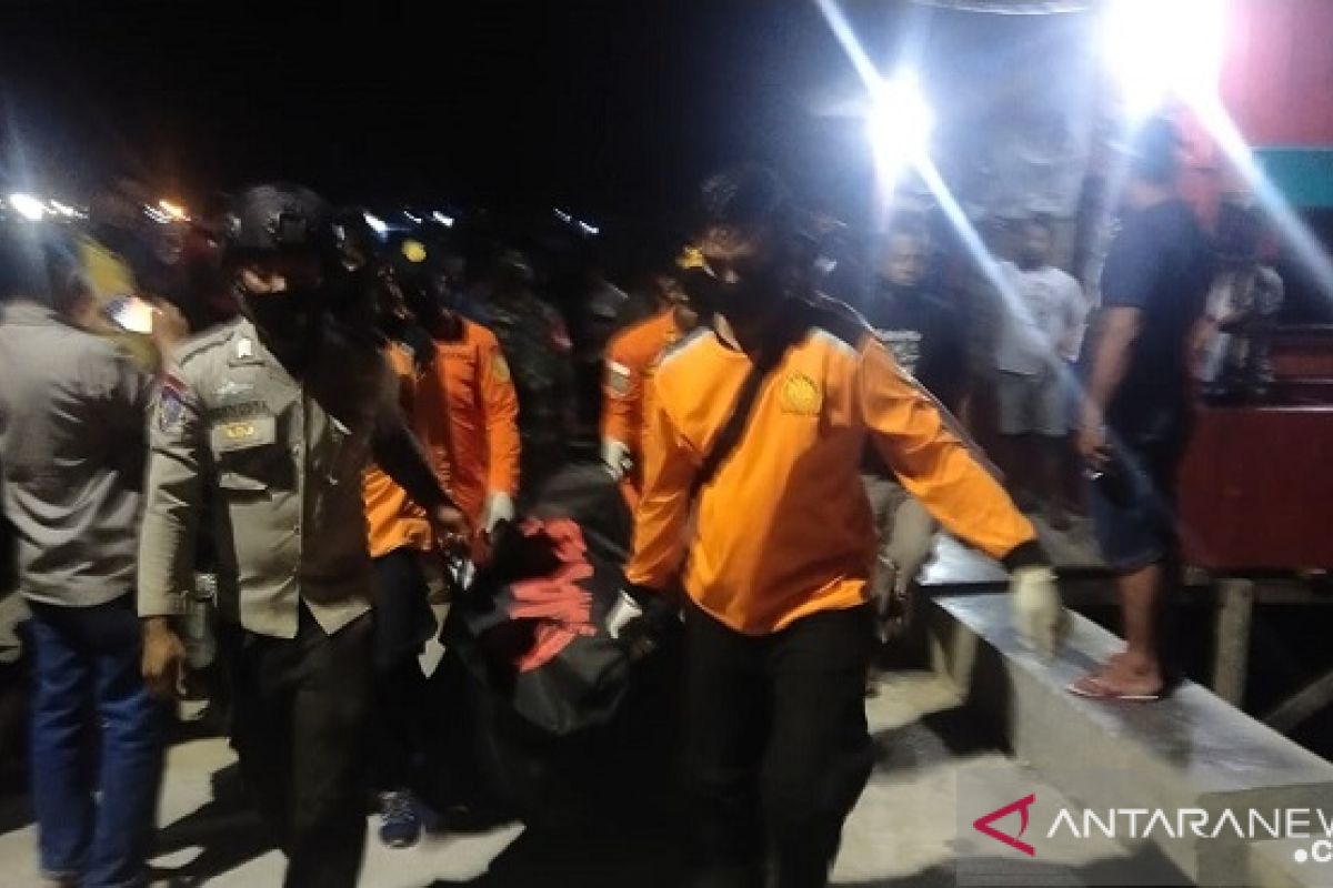 Tim SAR evakuasi jenazah abk terjatuh di laut pelabuhan Dobo