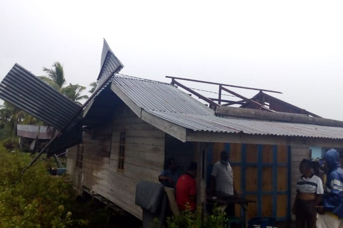 Lima rumah di Bukit Batu Bengkalis porak poranda dilibas puting beliung