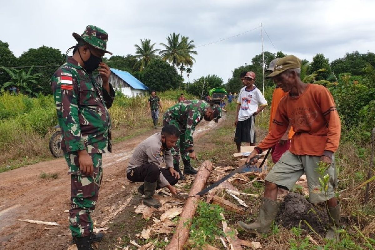 TNI/Polri bantu warga bangun tiang listrik di Sota perbatasan RI-PNG
