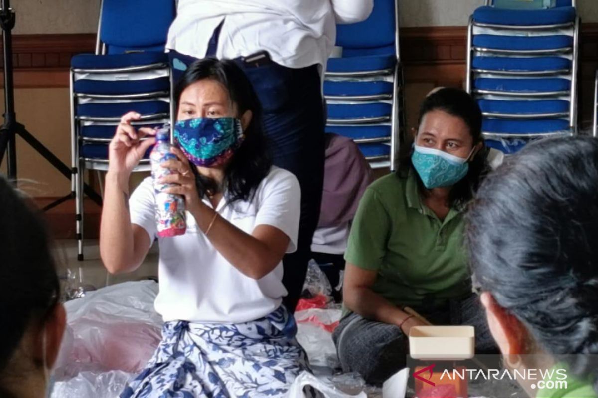 Anggota PKK Badung dilatih olah plastik bekas dengan 