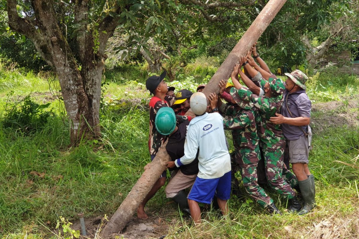 Satgas Pamtas RI-PNG Yonif 611/Awang Long bantu penerangan jalan