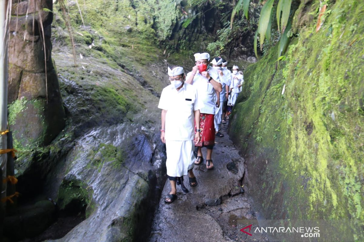 Gubernur Bali mohon keselamatan di 17 pura,  kawasan Besakih