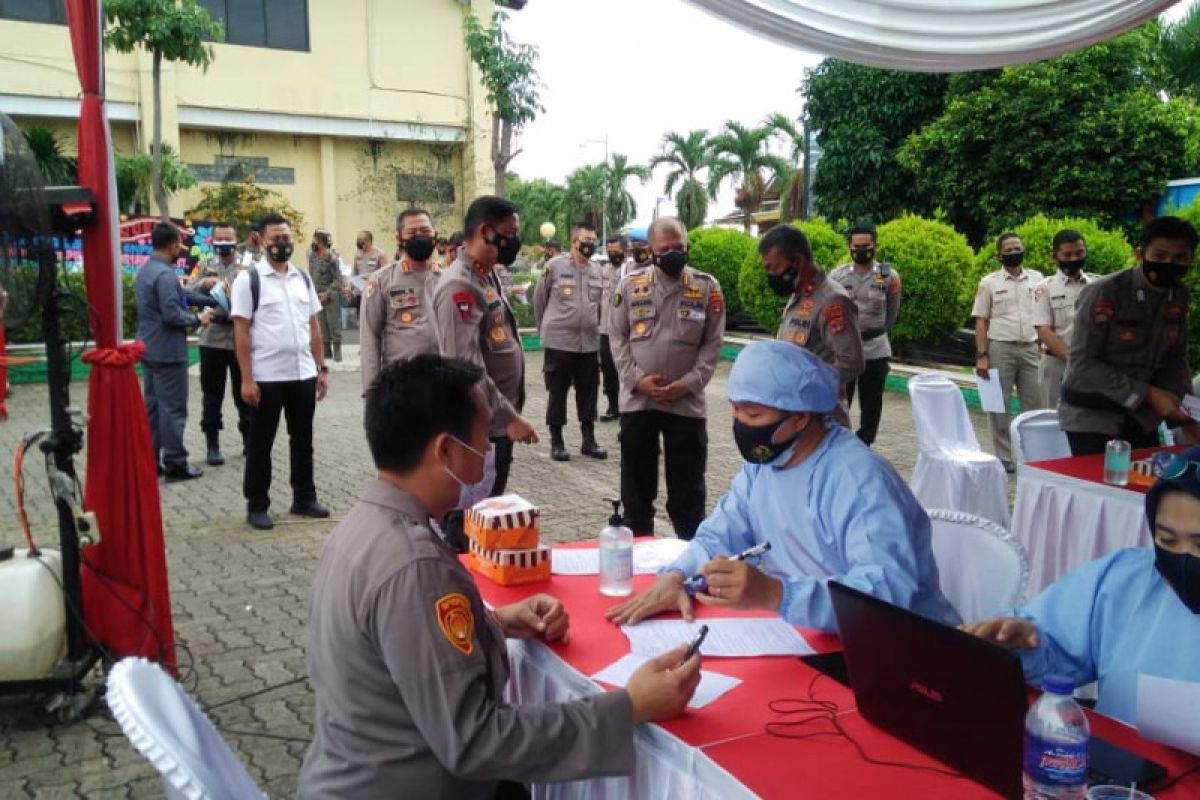 Kapolda Lampung tinjau pelaksanaan vaksinasi COVID-19