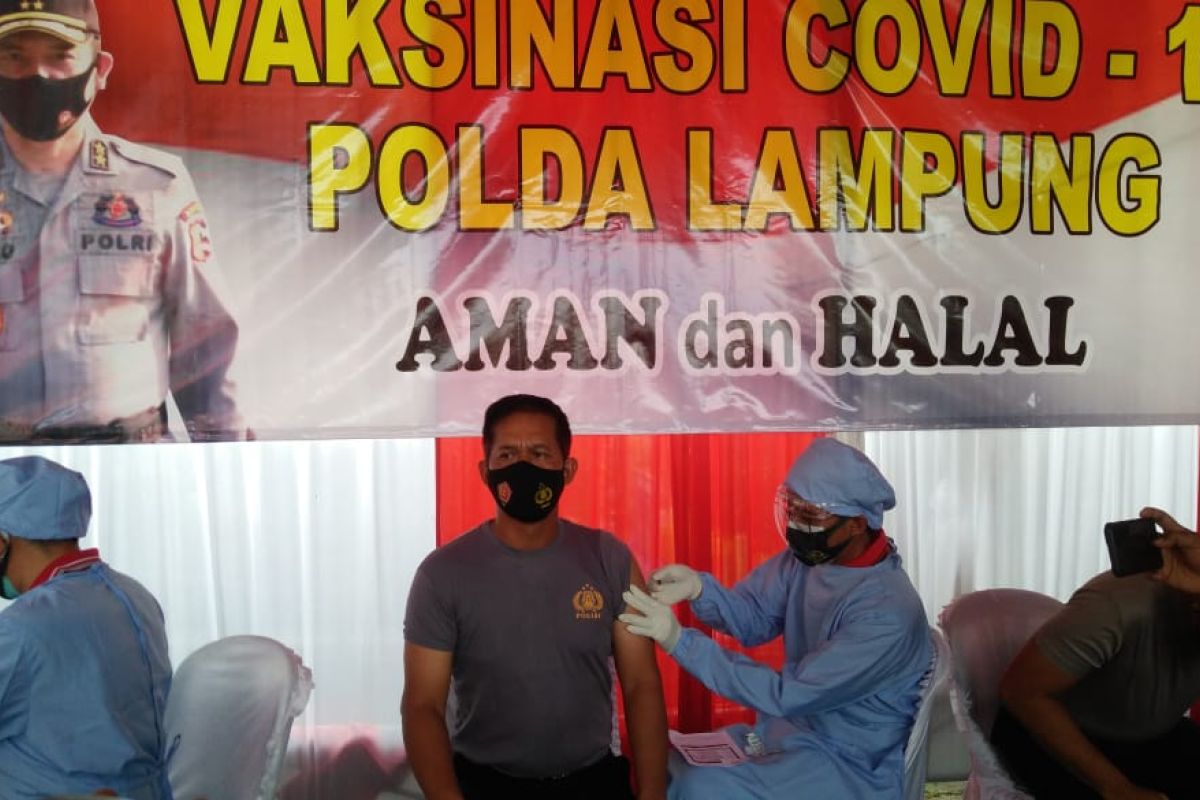 Kapolda Lampung tinjau pelaksanaan vaksinasi COVID-19