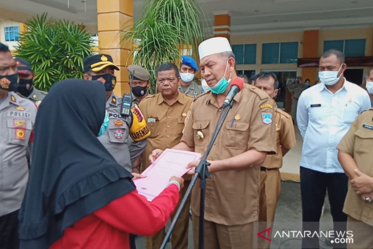 Ratusan masyarakat unjuk rasa ke kantor Bupati Pasaman Barat terkait masalah lahan