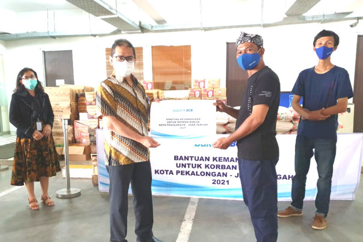 Bakti BCA gotong royong salurkan donasi bagi korban banjir