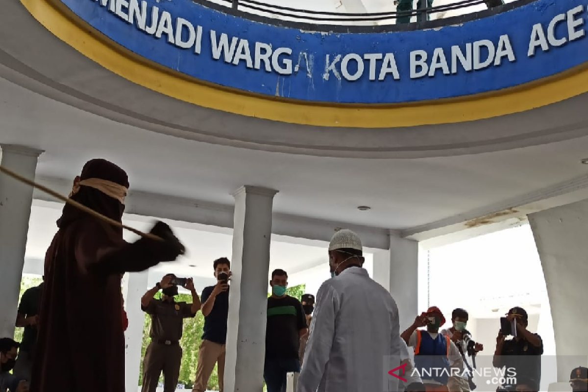 Oknum PNS dicambuk 18 kali karena berbuat mesum