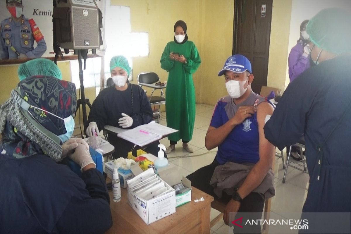 Vaksinasi COVID-19 petugas pelayanan publik di Kapuas dimulai