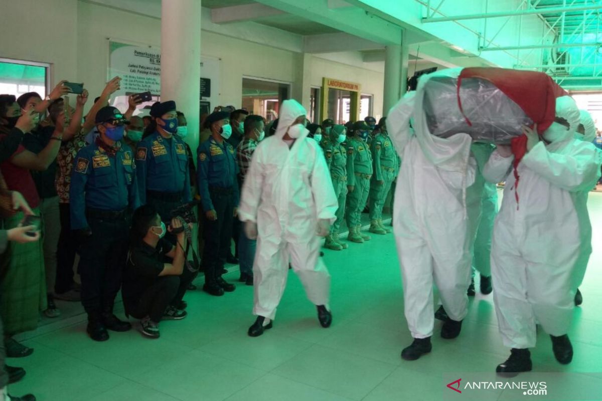 Gubernur Sumsel lepas jenazah Bupati OKU dengan protokol  COVID-19