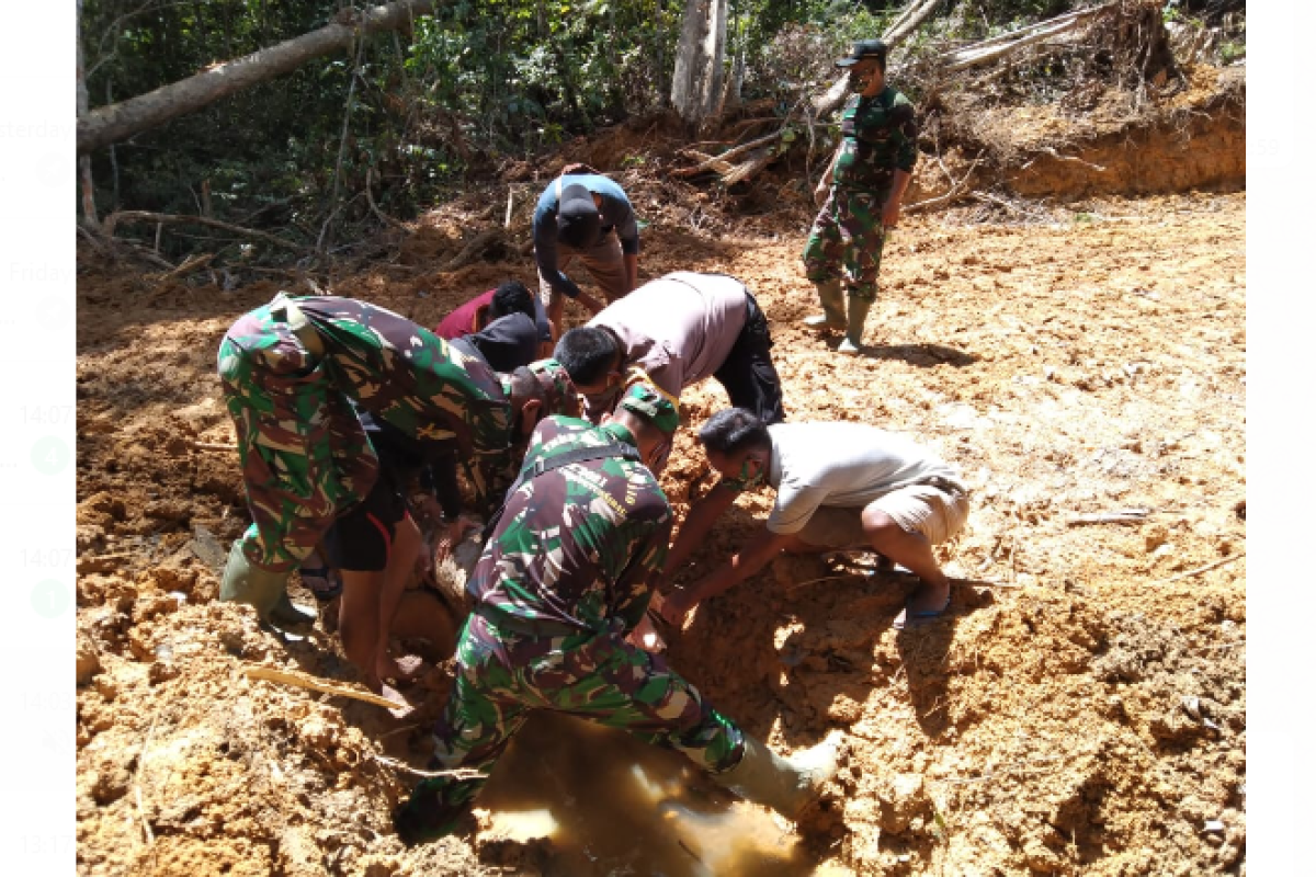 Kehadiran Anggota Satgas TMMD  perkuat semangat gotong royong