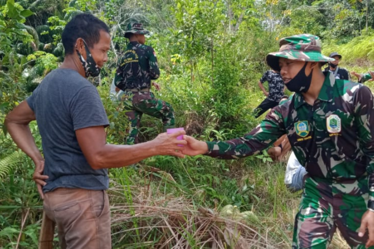 Segelas air kelapa muda suguhan TNI ke seorang warga Beringin