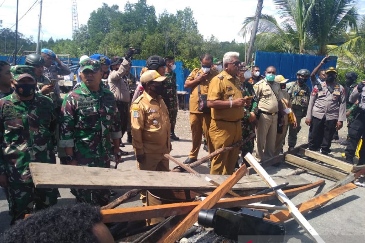 Jalan poros Kota Timika-Pomako diblokade warga sudah dibuka