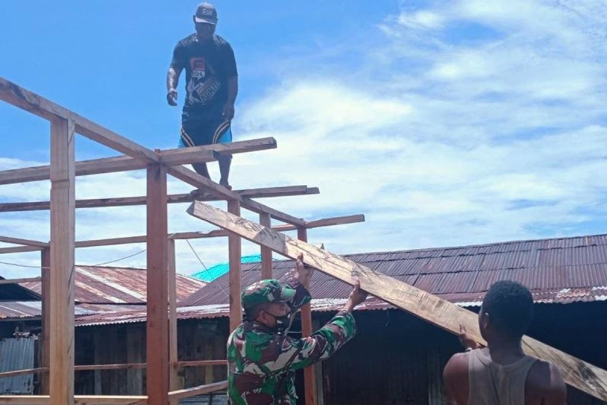 Babinsa Koramil Yapsel bantu bangun rumah warga binaan