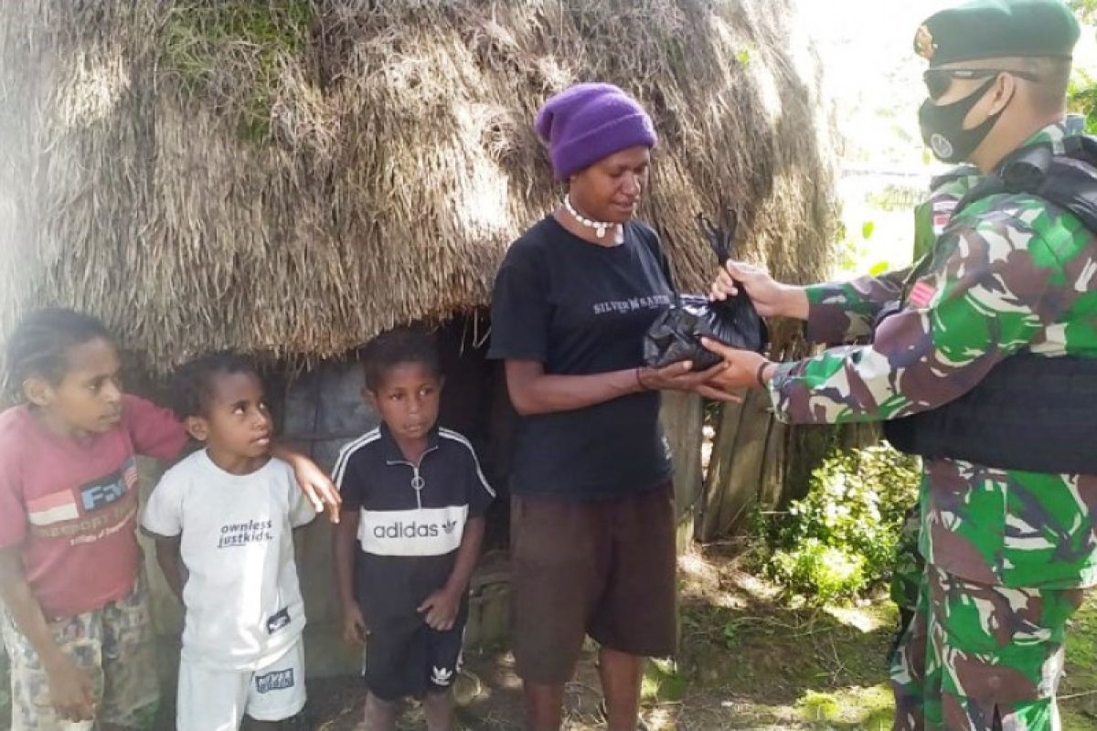 Satgas TNI berbagi sembako kepada warga Bolakme Jayawijaya Papua