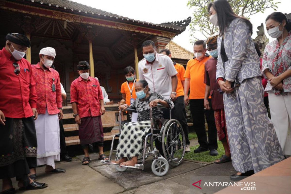 Bupati Gianyar bantu kursi roda untuk disabilitas