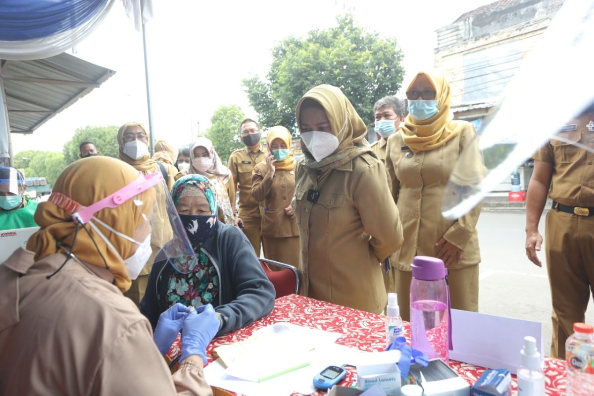 Pedagang Pasar Tanjung Kota Mojokerto dapat suntikan kedua vaksin COVID-19