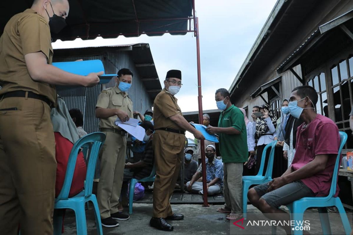 Bupati HSS serahkan bantuan untuk korban kebakaran Pakan Dalam