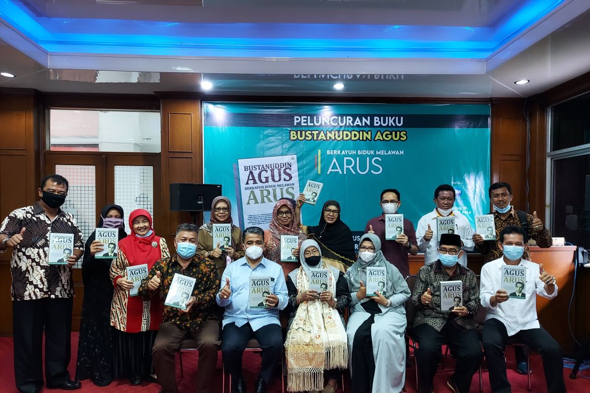 FISIP Unand luncurkan Buku Bustanuddin Agus Berkayuh Biduk Melawan Arus