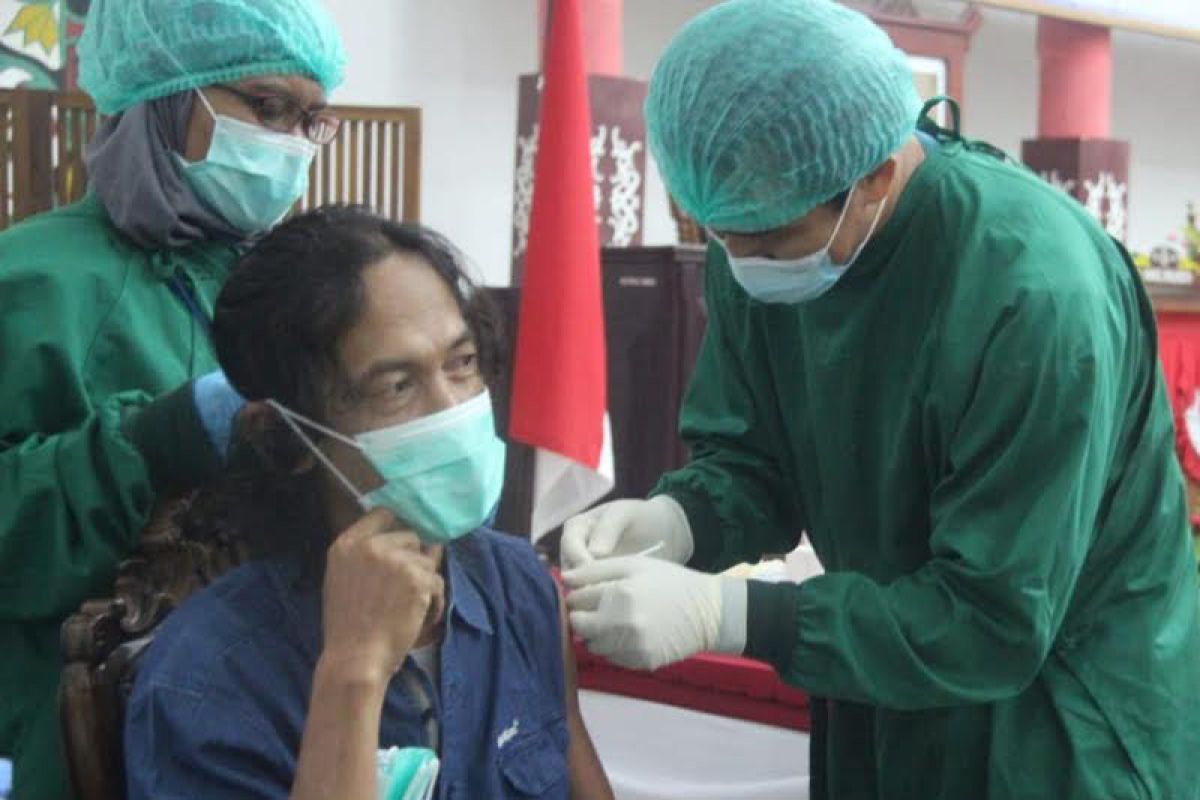 Anggota beserta staff DPRD Palangka Raya terima vaksin COVID-19