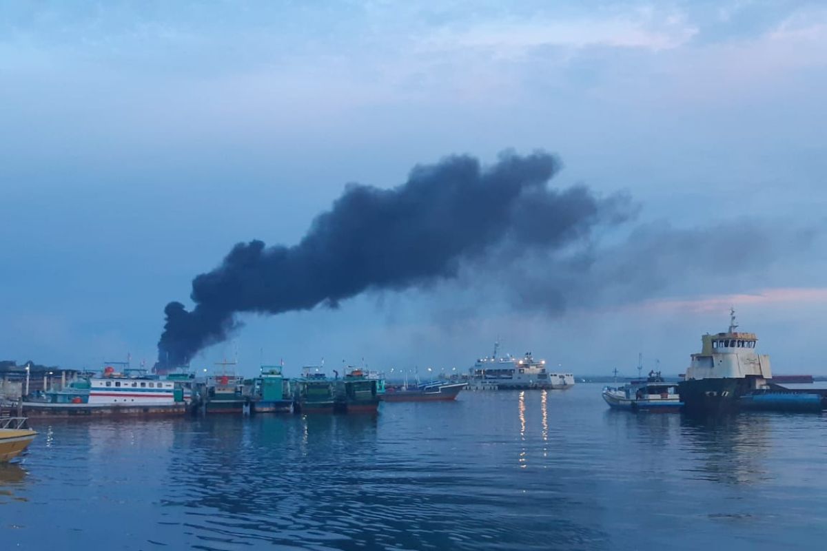 No oil spills after Fajar Baru 8 caught fire: authority