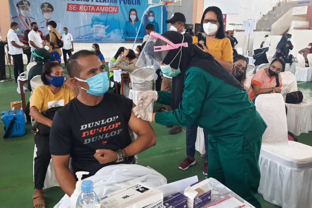 Pemkot Ambon selenggarakan vaksinasi COVID -19 massal bagi pelayan publik