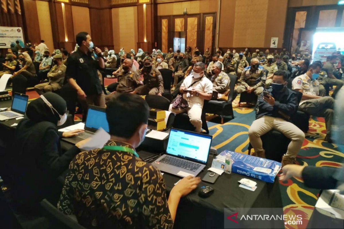 1.100 petugas publik dan dosen di Bandung jalani vaksinasi COVID-19