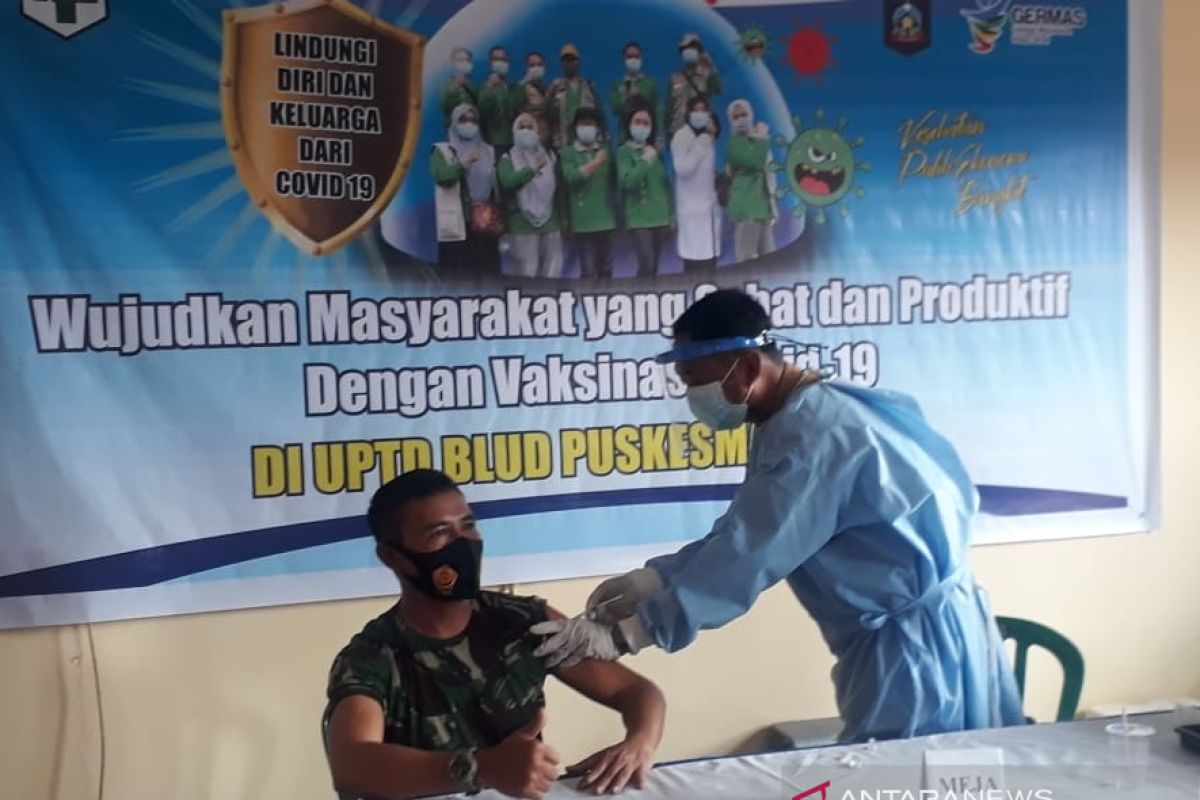 Puluhan prajurit Kodim 1620/Lombok Tengah mengikuti vaksinasi COVID-19