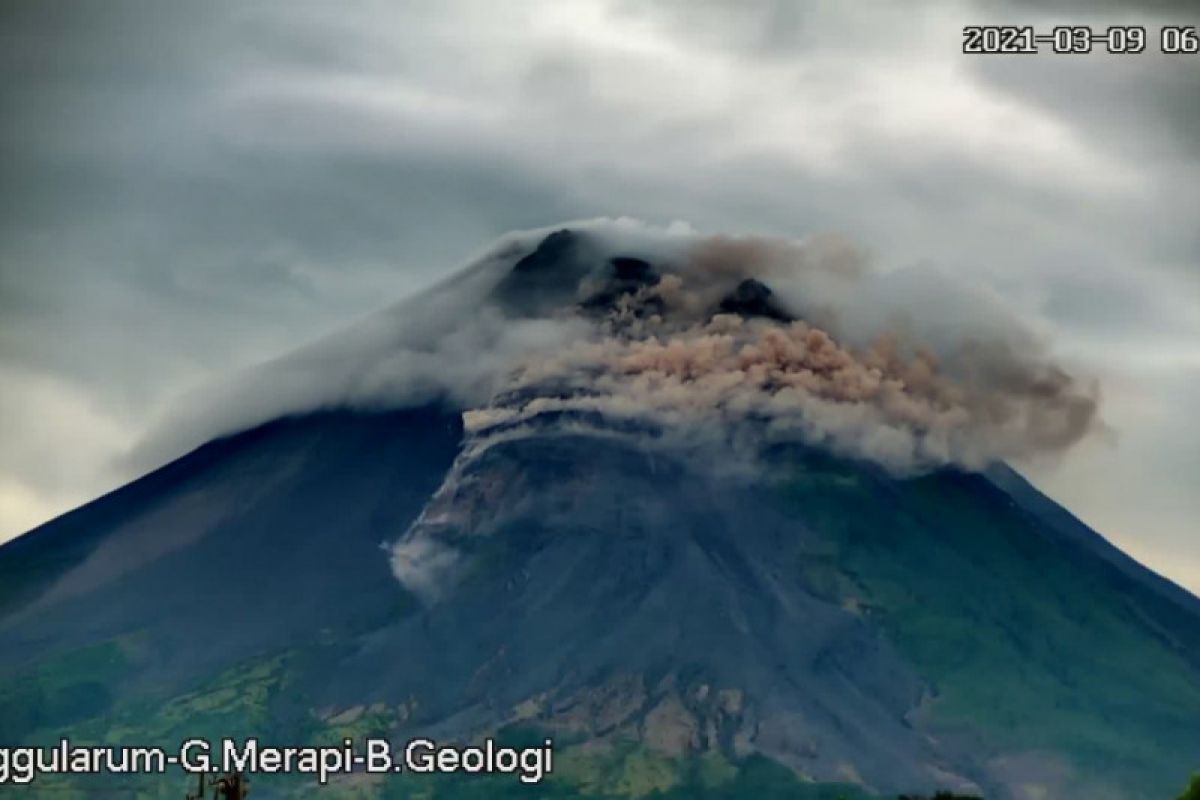 Gunung Merapi meluncurkan awan panas guguran