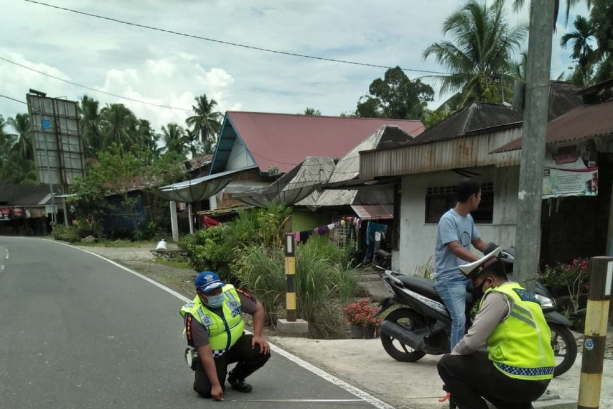 Ugal-ugalan, motor tabrak pejalan kaki di Pasaman