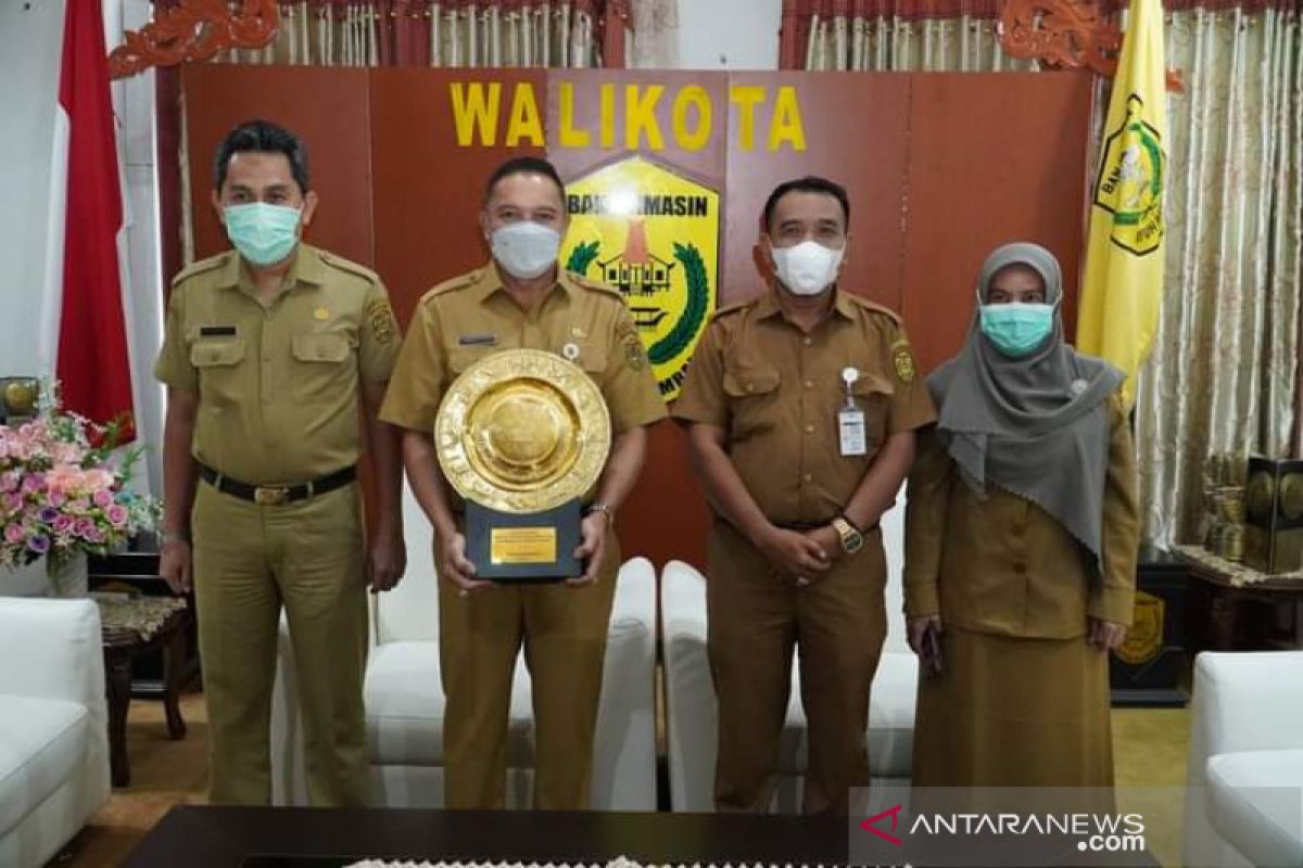 Banjarmasin terima plakat emas penghargaan pengurangan sampah plastik