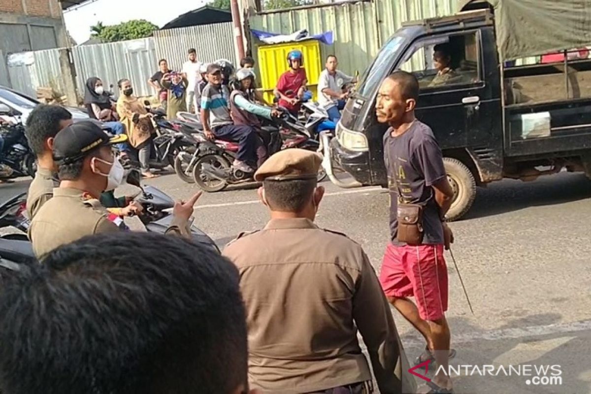 Kendati diancam parang, tak menghalangi Satpol PP tertibkan PKL Pasar Talangbanjar