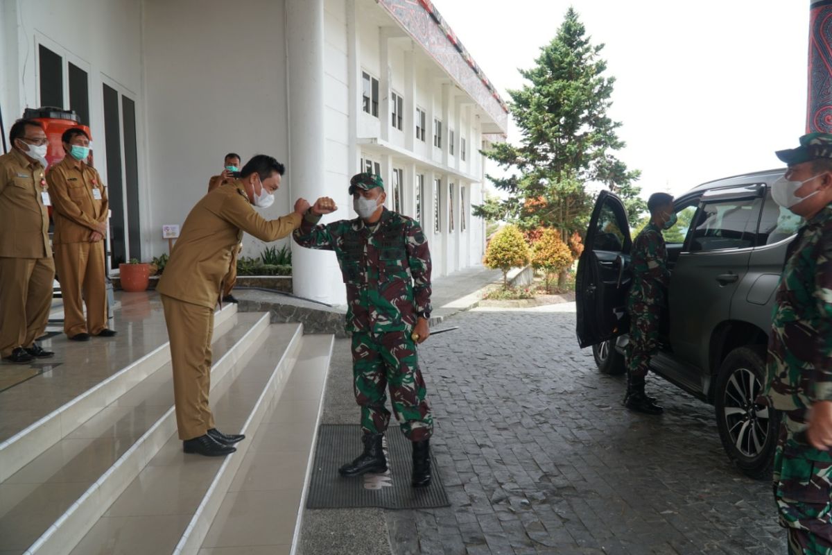 Memperkokoh silaturahmi, Danrem kunjungi kantor Bupati Humbahas