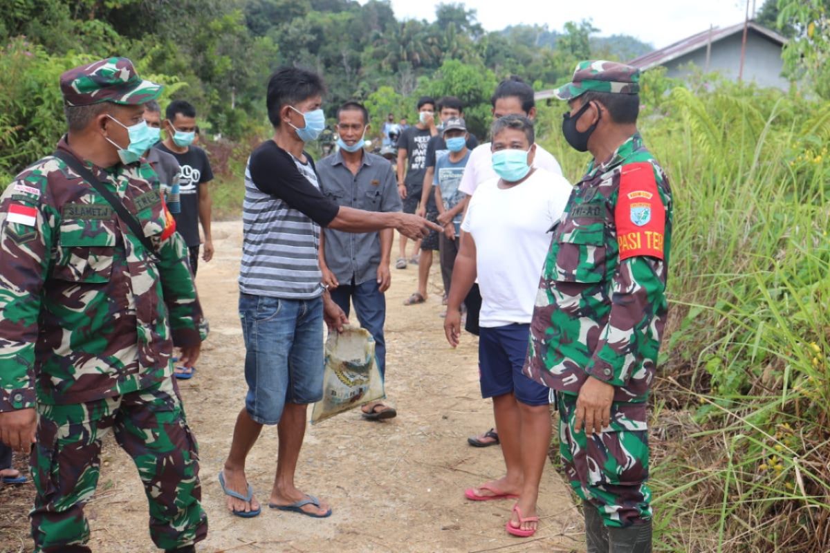 Potret Keakraban TNI dan warga di lokasi TMMD Ke 110 Kodim 1206/PSB