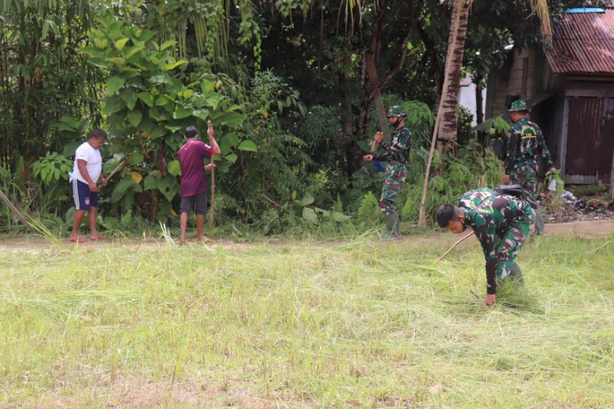 Satgas TMMD Kodim 1206/PSB bantu warga perbaiki sarana olahraga