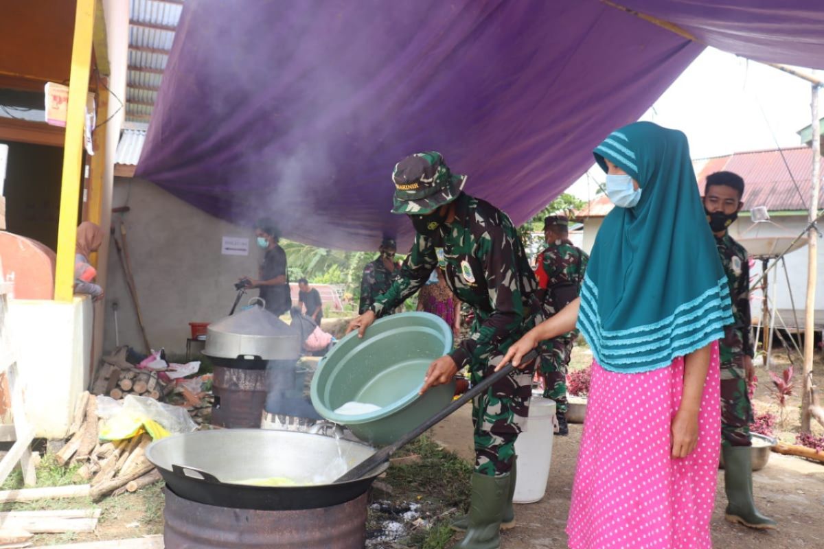 Ibu-ibu Pengkadan siapkan logistik makanan untuk TMMD Kodim 1206/PSB