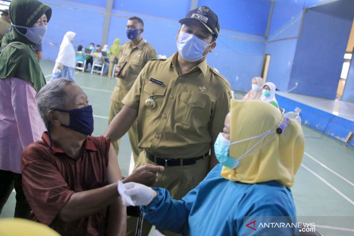 Lansia di Kota Tangerang mulai jalani vaksinasi COVID-19
