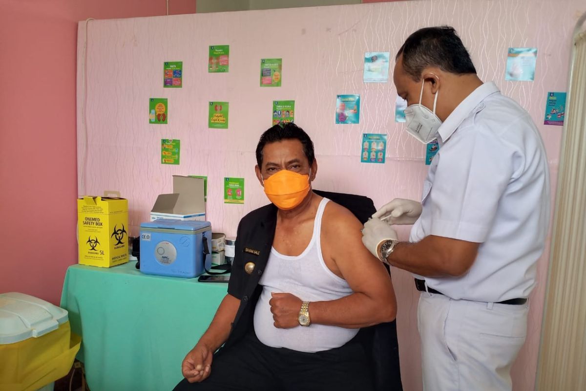 Bupati Belitung disuntik vaksin COVID-19 tahap kedua