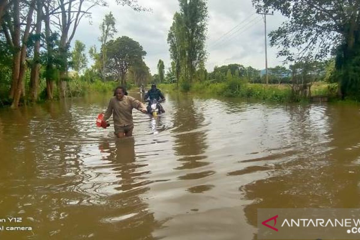 Floods force thousands to flee homes in Papua's Jayawijaya