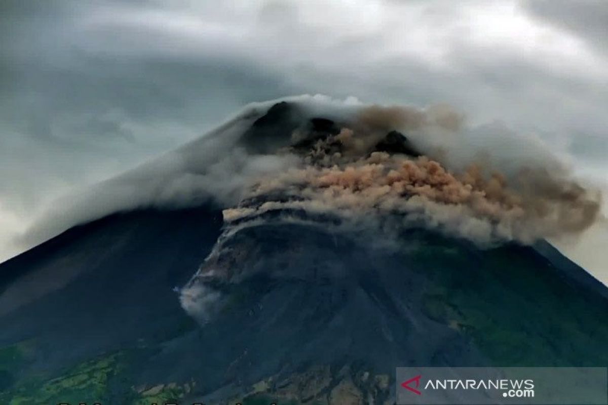 Gunung Merapi luncurkan awan panas guguran sejauh 700 meter pada Selasa pagi