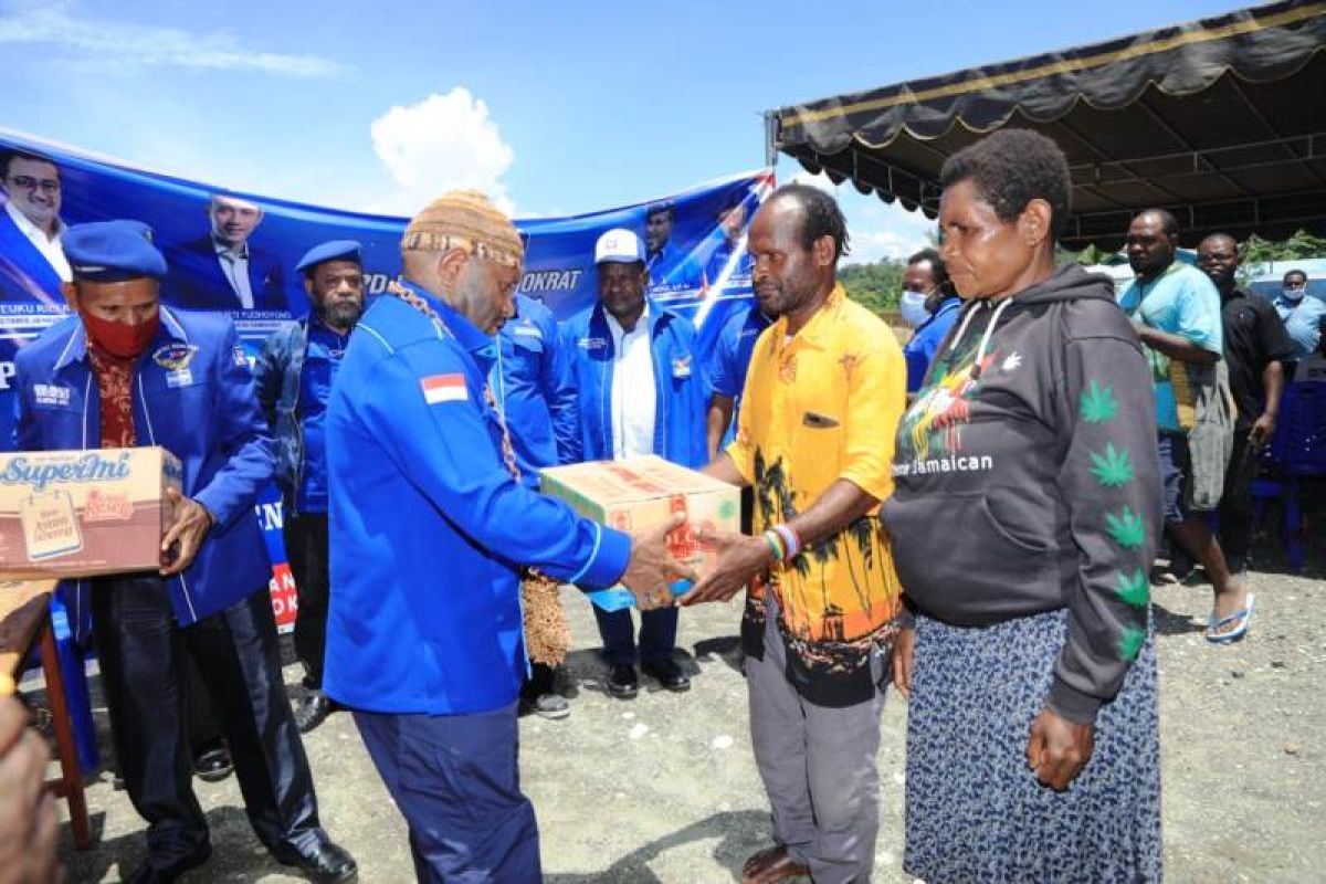 Demokrat Papua beri bantuan sembako pengungsi warga Intan Jaya di Nabire
