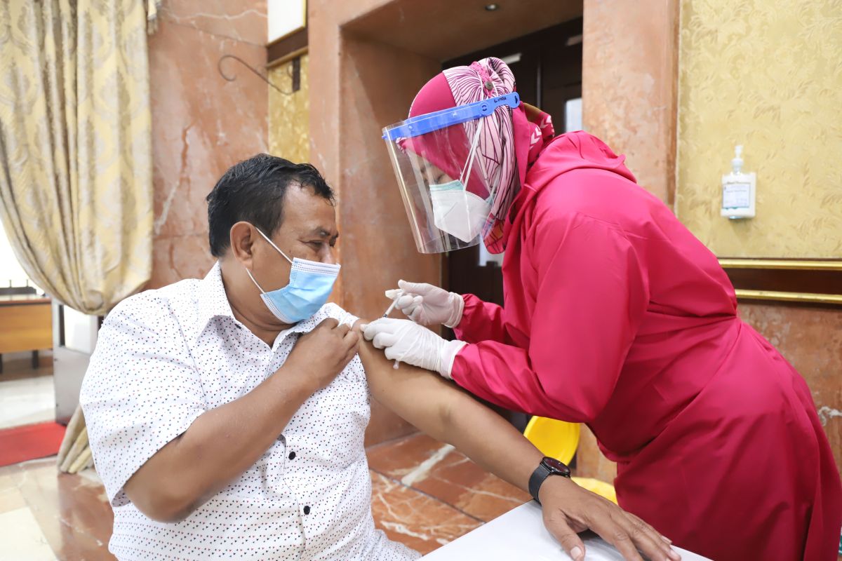 Kepala OPD dan anggota DPRD Surabaya ikuti vaksinasi COVID-19 tahap kedua