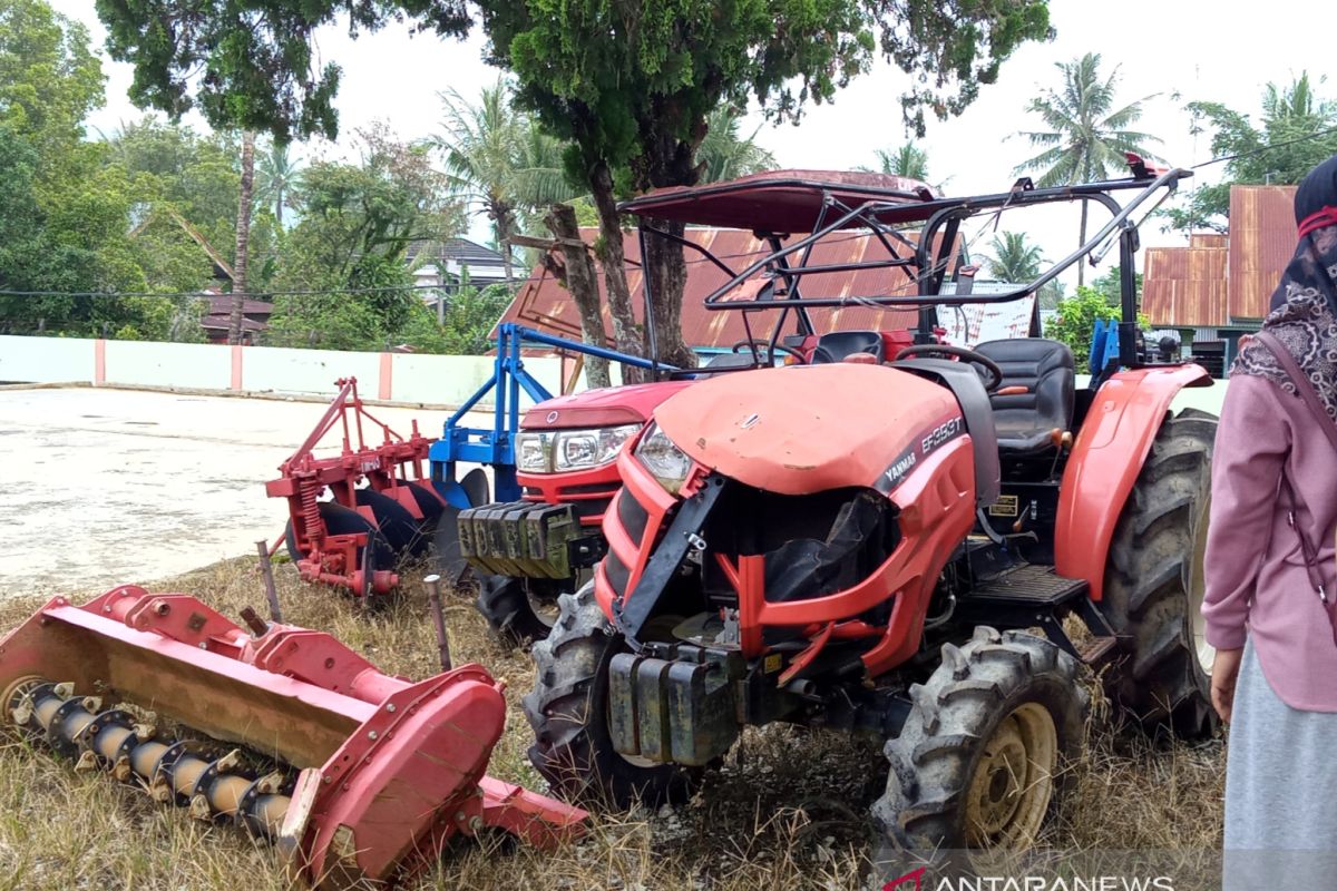 Malang, traktor ini sudah rusak di Kabupaten Solok
