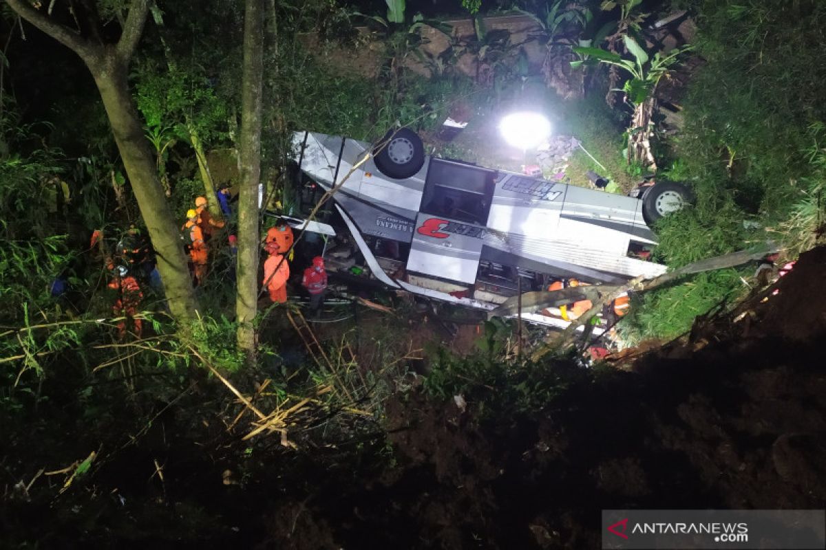 Petugas evakuasi korban kecelakaan bus di Sumedang