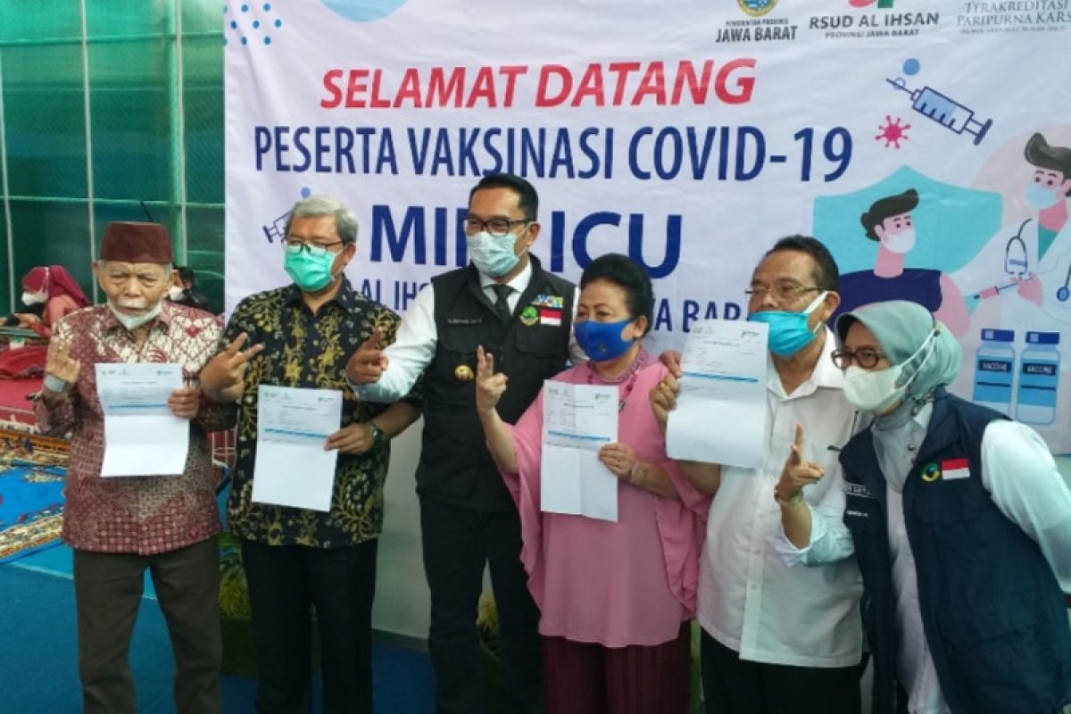 Ahmad Heryawan hingga Ceu Popong divaksin di Gedung Pakuan Bandung