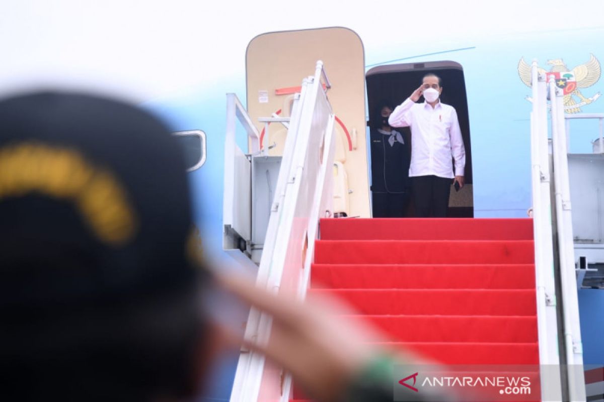 Jokowi departs for Yogyakarta, C Java to oversee vaccination campaign