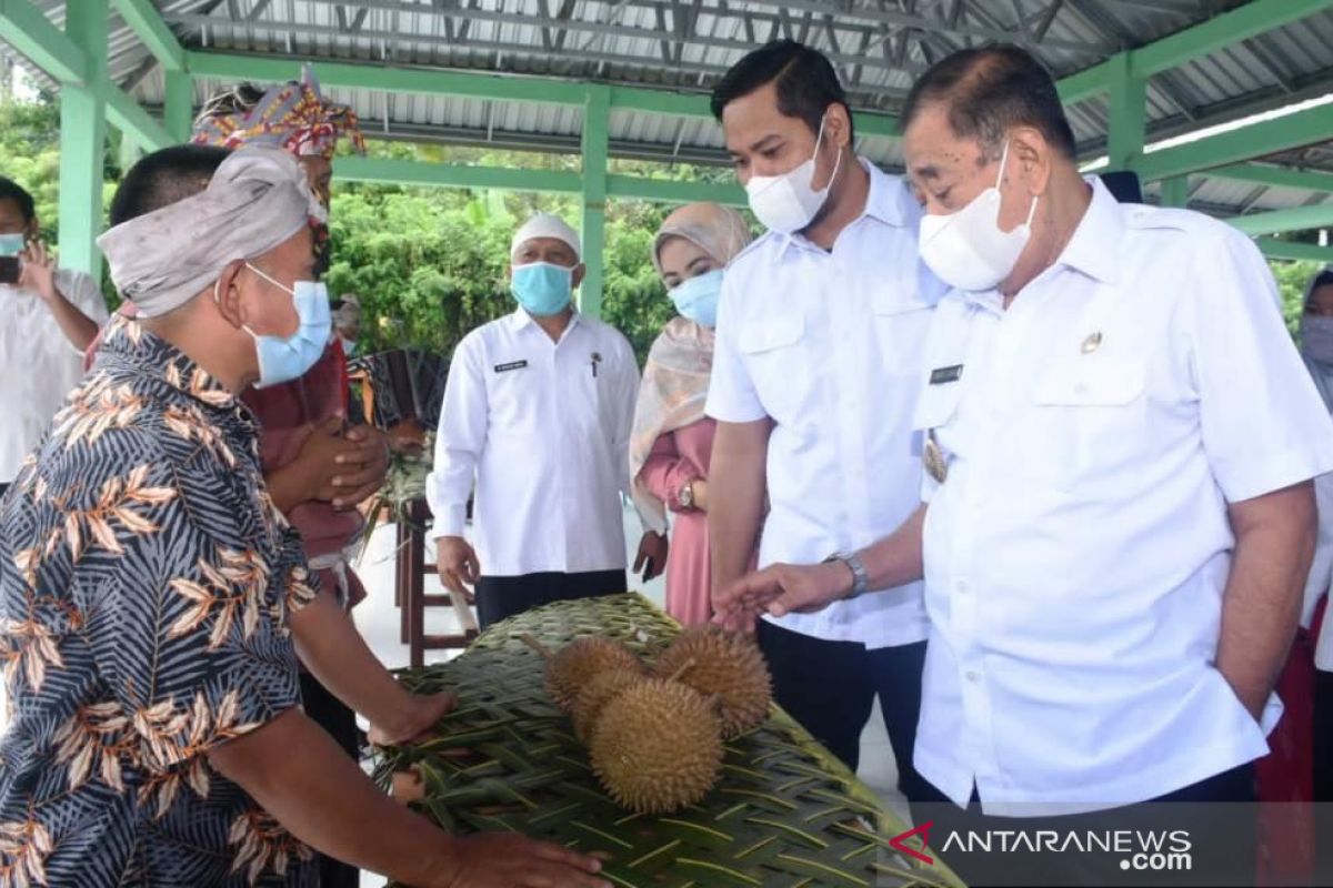Lombok Utara mengangkat ekonomi rakyat lewat festival durian