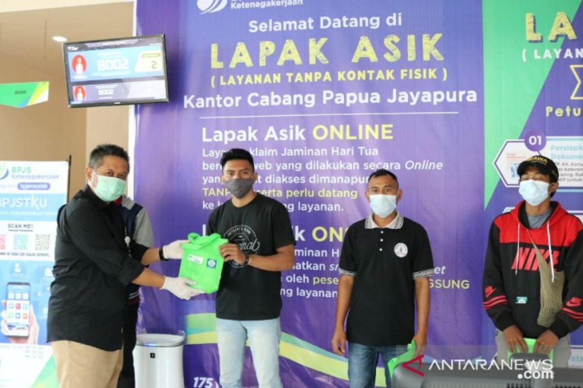 BPJAMSOSTEK Jayapura membagikan "corona safety kit" bagi peserta