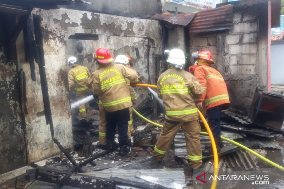 Damkar kerahkan delapan mobil pemadam ke kebakaran di Jakarta Selatan